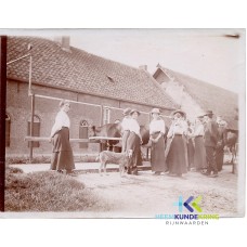 Huishoudschool ... op excursie bij de boerderij van Peters aan de Eltenseweg. Elektrisch melken Coll. J.C.Peters HKR